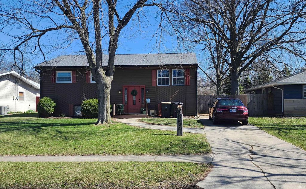 2704 Farnsworth Drive, Fort Wayne, IN 46805