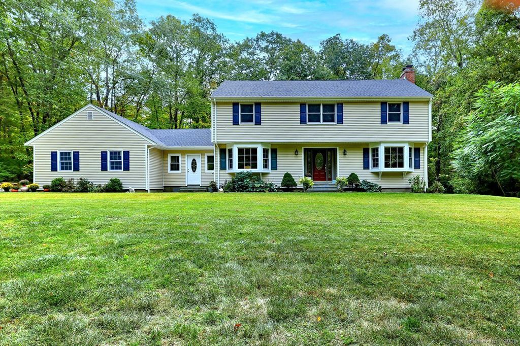 28 Seymour Road, Woodbridge, CT 06525