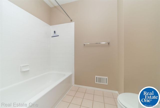 5652 Drake Hollow Drive E 31, West Bloomfield Charter Township, MI 48322