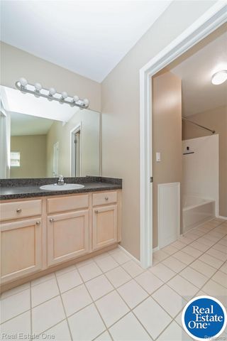 5652 Drake Hollow Drive E 31, West Bloomfield Charter Township, MI 48322