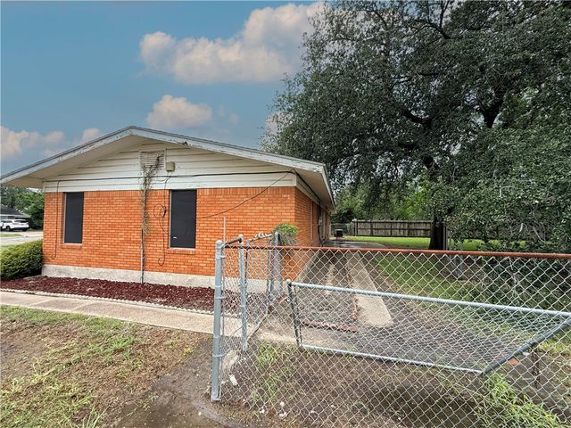 612 Short St, Sinton, TX 78387