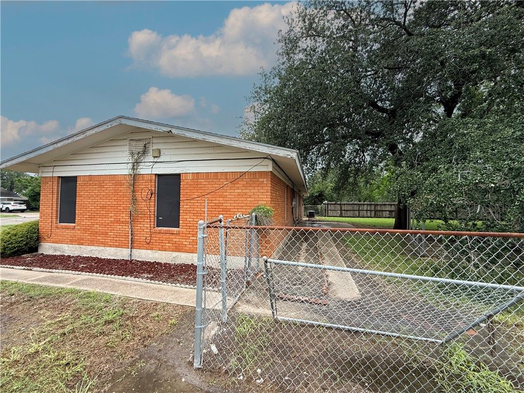 612 Short St, Sinton, TX 78387 — photo 3