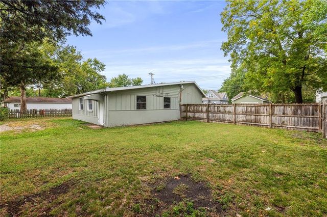 526 S Maple Street, Ottawa, KS 66067
