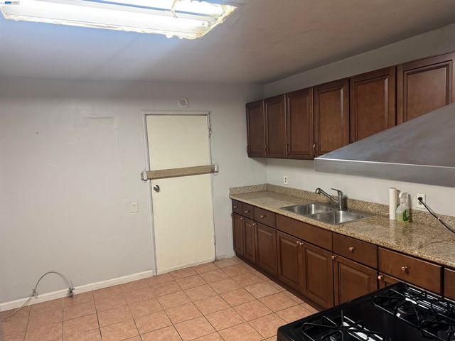 1021 72nd Ave, Oakland, CA 94621