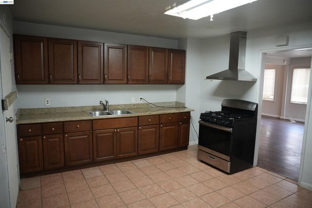 1021 72nd Ave, Oakland, CA 94621