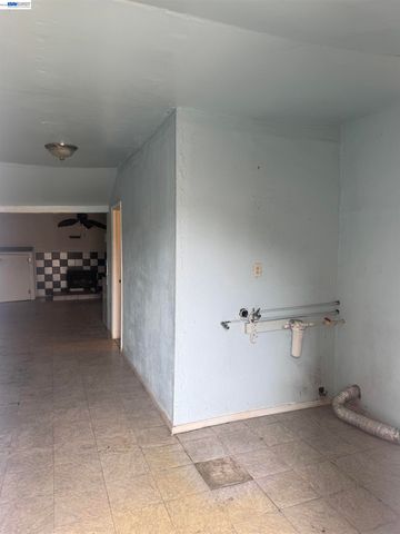 1021 72nd Ave, Oakland, CA 94621