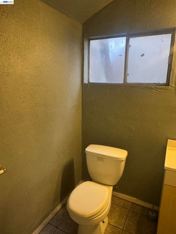 1021 72nd Ave, Oakland, CA 94621