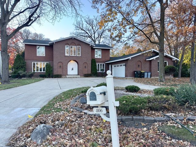 806 Wildwood Court, Oak Brook, IL 60523