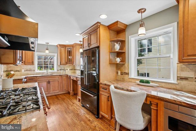 2406 CAMERON MILLS RD, Alexandria, VA 22302