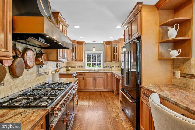 2406 CAMERON MILLS RD, Alexandria, VA 22302