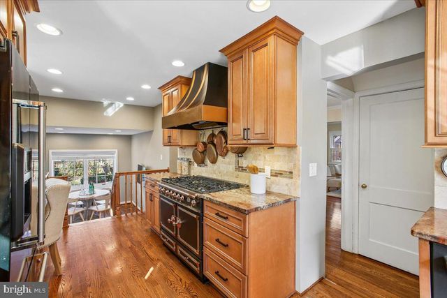 2406 CAMERON MILLS RD, Alexandria, VA 22302