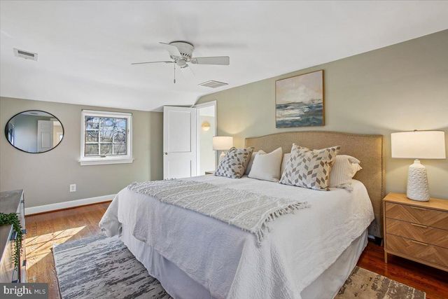 2406 CAMERON MILLS RD, Alexandria, VA 22302