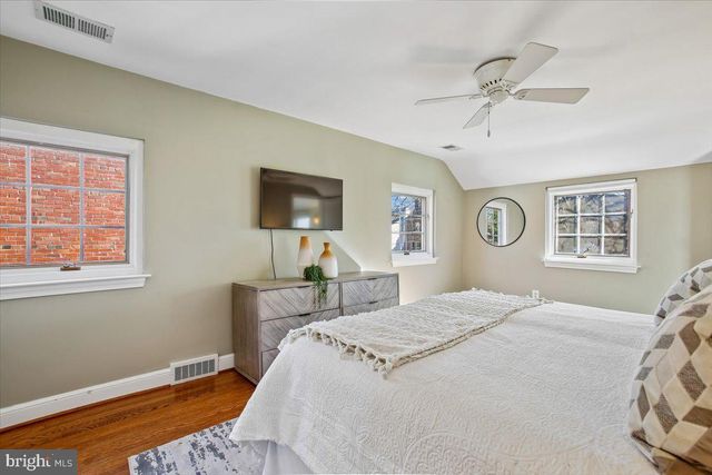 2406 CAMERON MILLS RD, Alexandria, VA 22302