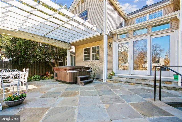 2406 CAMERON MILLS RD, Alexandria, VA 22302