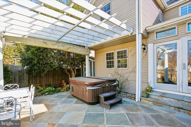 2406 CAMERON MILLS RD, Alexandria, VA 22302