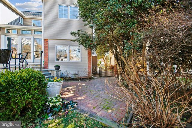 2406 CAMERON MILLS RD, Alexandria, VA 22302