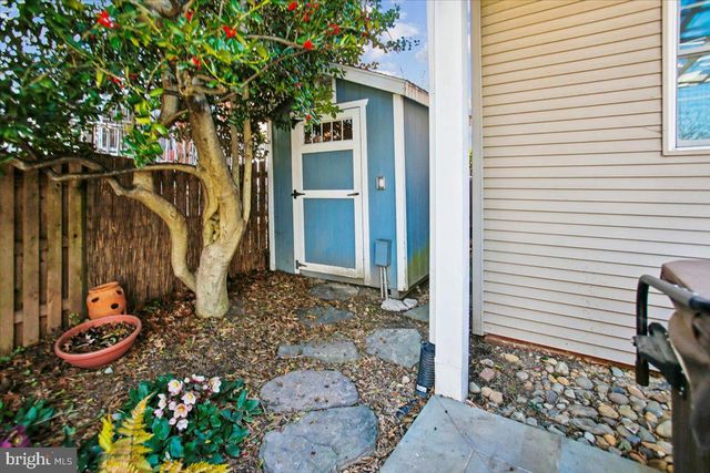 2406 CAMERON MILLS RD, Alexandria, VA 22302