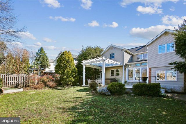 2406 CAMERON MILLS RD, Alexandria, VA 22302