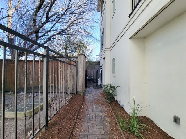 12 Hermann Park Court, Houston, TX 77021