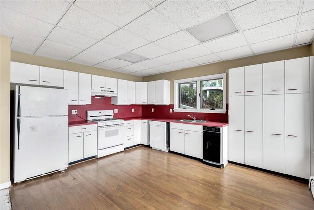 90 Lakewood Drive, Mashpee, MA 02649