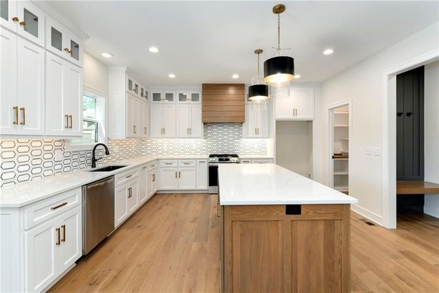 3901 SW Flintrock Drive, Lee's Summit, MO 64082