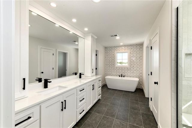 3901 SW Flintrock Drive, Lee's Summit, MO 64082