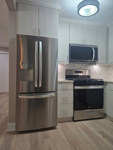 8511 S Parkside Avenue, Burbank, IL 60459