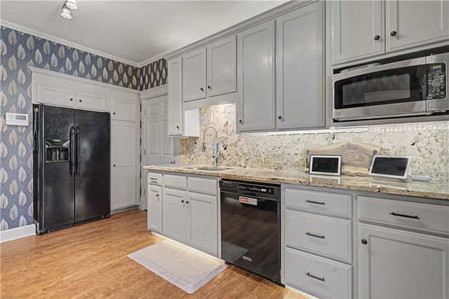 3323 N Summerhill Drive, Fayetteville, AR 72703