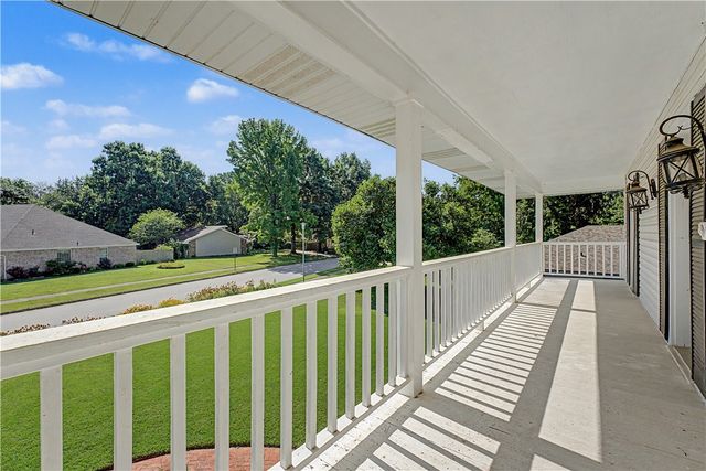 3323 N Summerhill Drive, Fayetteville, AR 72703