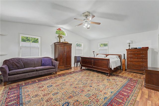 3323 N Summerhill Drive, Fayetteville, AR 72703
