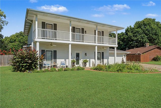3323 N Summerhill Drive, Fayetteville, AR 72703