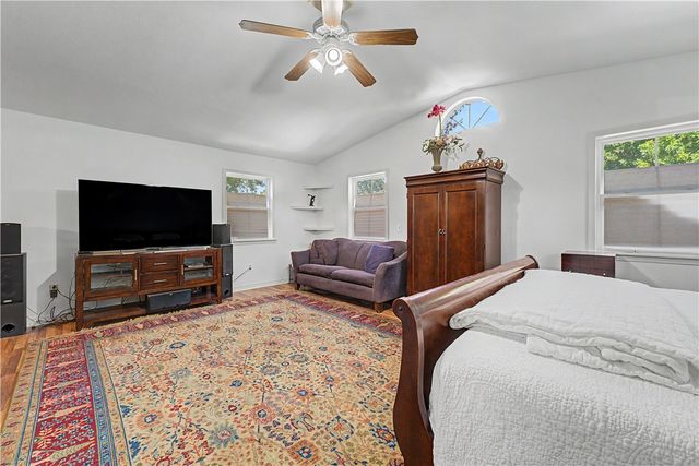 3323 N Summerhill Drive, Fayetteville, AR 72703