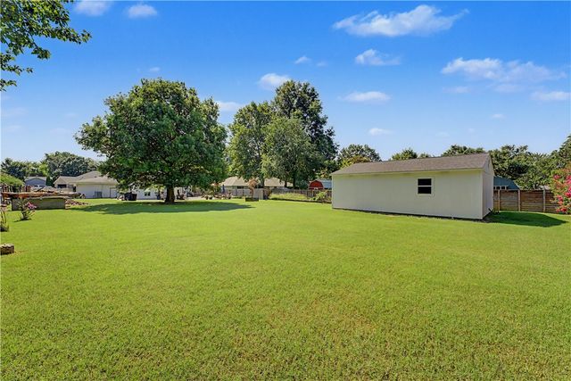 3323 N Summerhill Drive, Fayetteville, AR 72703