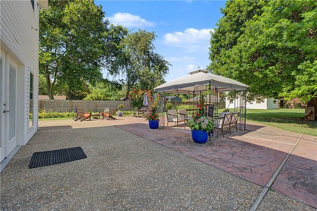 3323 N Summerhill Drive, Fayetteville, AR 72703