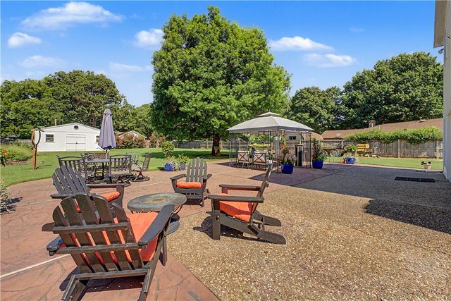 3323 N Summerhill Drive, Fayetteville, AR 72703