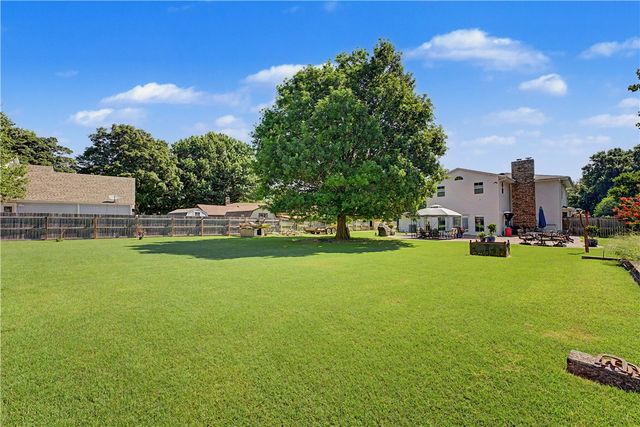 3323 N Summerhill Drive, Fayetteville, AR 72703