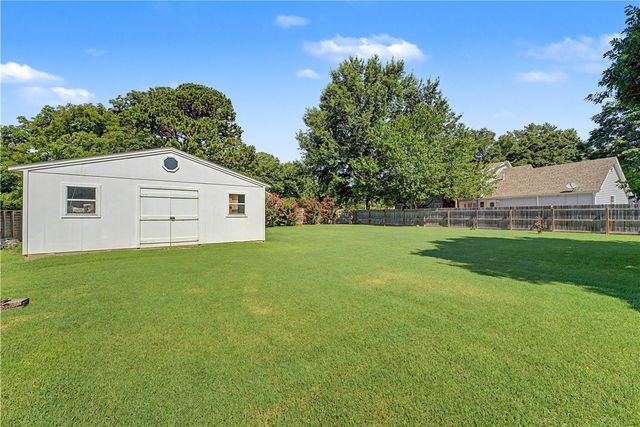 3323 N Summerhill Drive, Fayetteville, AR 72703