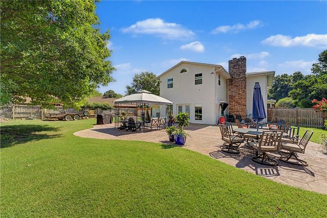 3323 N Summerhill Drive, Fayetteville, AR 72703