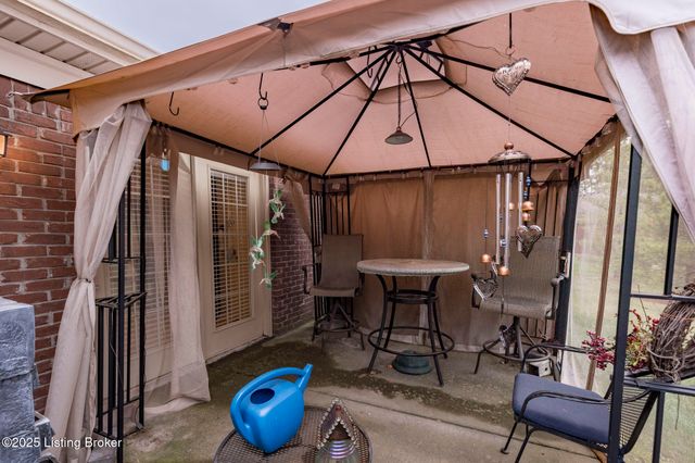 6524 Renate Rd, Louisville, KY 40291