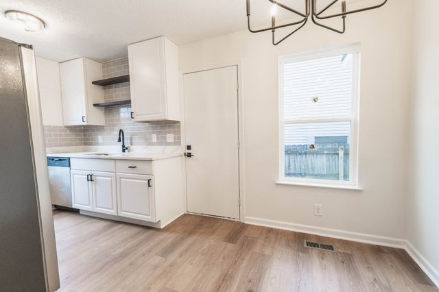 1805 Meadow Cliff Dr, Nashville, TN 37210