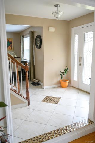 8 Chauncey Lane, Coram, NY 11727