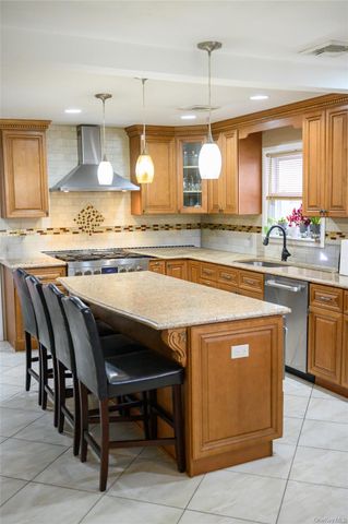 8 Chauncey Lane, Coram, NY 11727