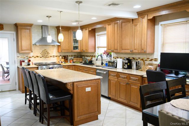 8 Chauncey Lane, Coram, NY 11727