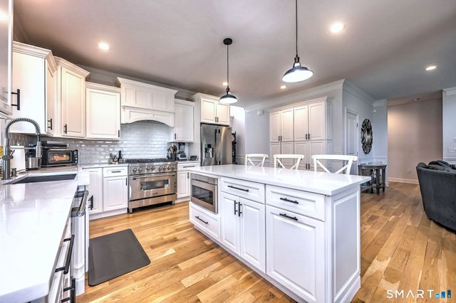 7 Luisa Court, Branford, CT 06405