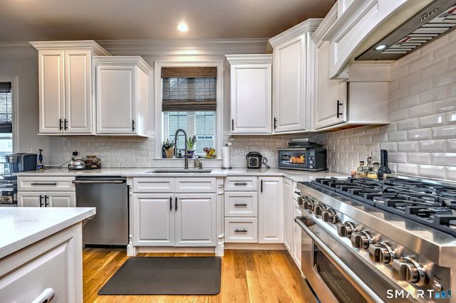 7 Luisa Court, Branford, CT 06405