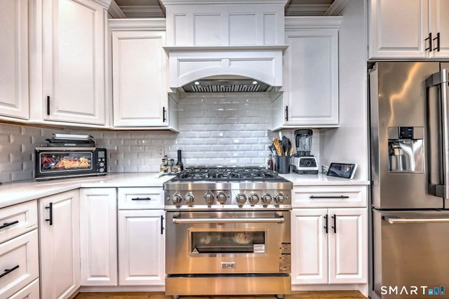 7 Luisa Court, Branford, CT 06405