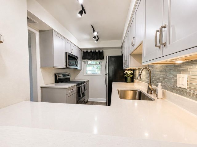 2117 LAKEWOOD CLUB DRIVE S 7-N, St Petersburg, FL 33712