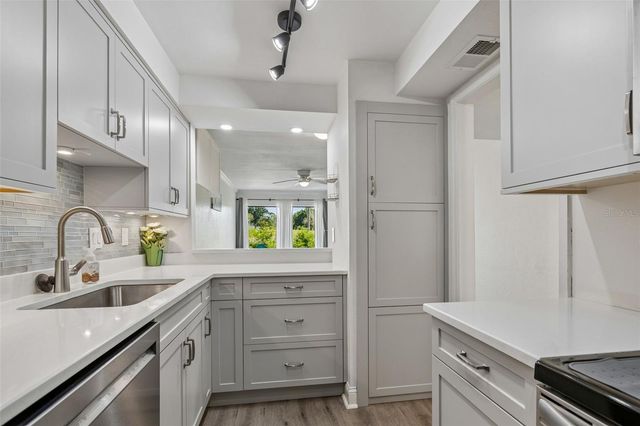 2117 LAKEWOOD CLUB DRIVE S 7-N, St Petersburg, FL 33712