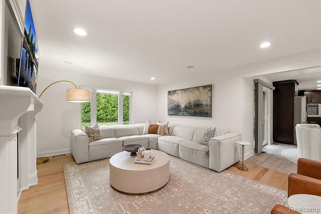 2118 Coach Way Court, Bloomfield Hills, MI 48302