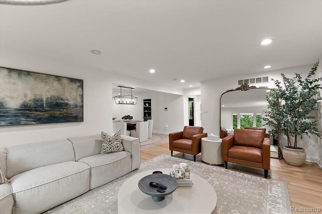 2118 Coach Way Court, Bloomfield Hills, MI 48302
